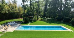 piscina a doppia profondita con scala alla tropezienne e pvc colore sabbia bordo micheletto